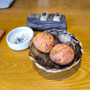 pan de cuajada y mantequilla de cubitos 
