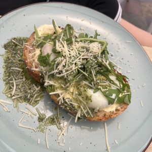 Tostada de pesto