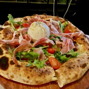 Pizza de burrata y prosciutto 