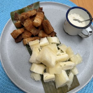 Chicharron connyuca