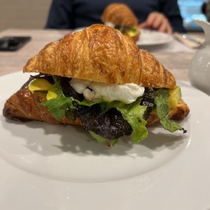 Croissant con huevos y aguacate