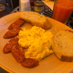 huevos con chorizo