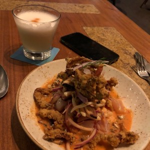 ceviche a la chorillana y pisco sour 