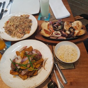 Lomo saltado y parrilla de mariscos