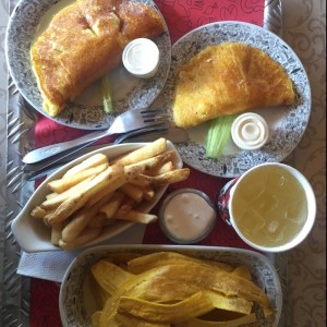 Arepa de choclo, papas fritas y platanitos