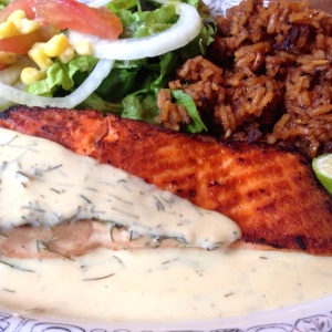 Salmon, arroz con coco y ensalada
