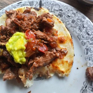 arepa con lomo y hogao