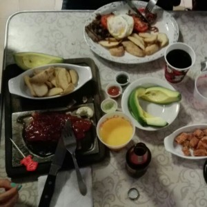 bistec al caballo, costillitas y chicharrones