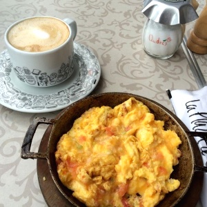 Huevos pericos en cacerola