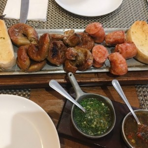 Chinchulines y chorizo argentino