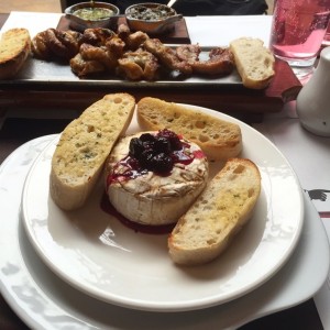 Entradas - Brie con frutos rojos y Chinchulines