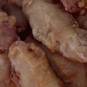 Trozos de pollo apanados