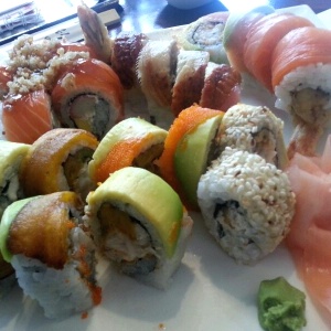 Colombian roll, salmon roll,  y otros dos makis tempura de anguila langostino, salmon queso crema y ajonjolí!