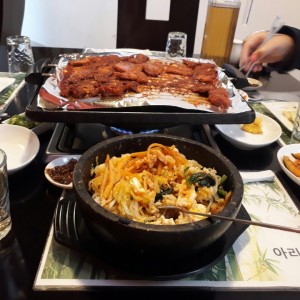Bimbimpab (arroz con verdura) y YangYeom SamGuipSal (tocino con salsa picante)