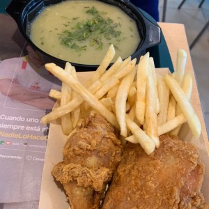 Combo de sopa y pollo con papas fritas 