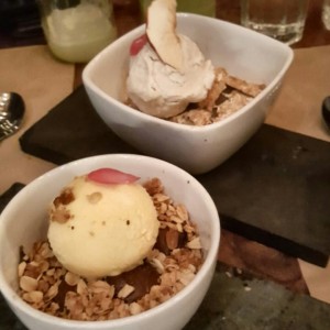 mousse de chocolate y pie de manzana con helado