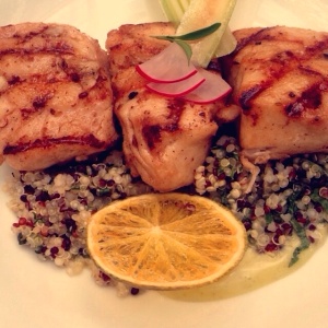 Pesca del dia com quinoa y vinagreta de citricos , tuile de apio