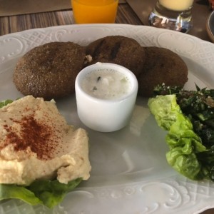 Kibbeh Asado / hummus / leben con pepino / tabbouleh