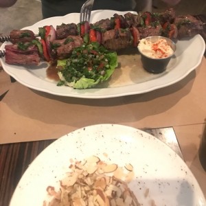 Pincho de Lomo y arroz con almendras