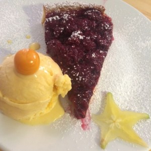 tartaleta de mora y arequipe, con helado de coco y chontaduro