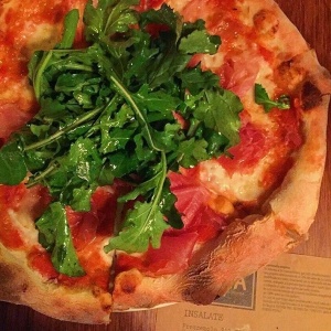 Pizza de rugula y prosciutto