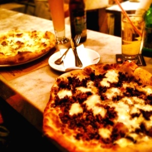 Pizza funghi en prime plano y bianca en segundo