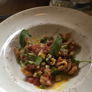 Ensalada de Chicharron con aguacate
