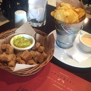 Entrada, chicharones !