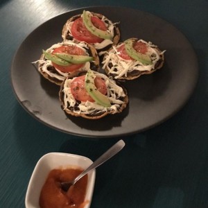 Tostadas con queso y frijol