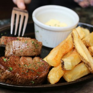 Lomo con salsa Bearnesa