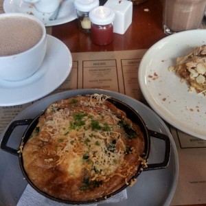Chocolate, huevos frittata y croissant de almendras