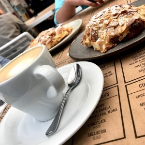Capuccinno & Croissant de Almendras ?