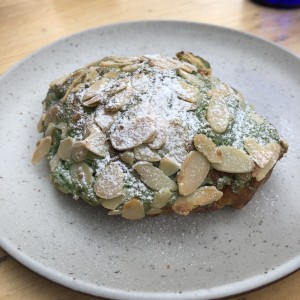 Croissant de pistachio con almendras 