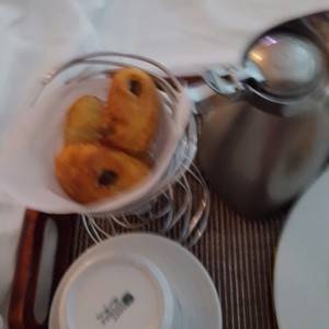 canasta de panes y chocolate