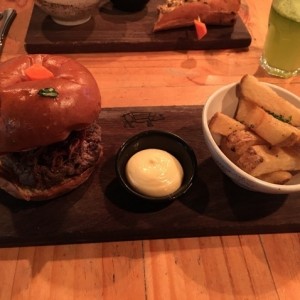 Blue Cheese burger con papas francesas