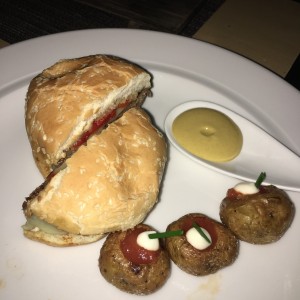 hamburguesa espectacular punto y portobellos rellenos de alioli y salsa brava
