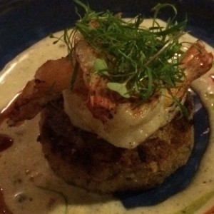 Rice cake de arroz con coco, langostinos a la parrilla y salsa de limonaria y pimienta rosa