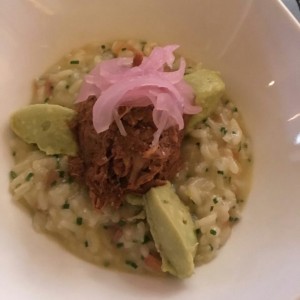 Risotto de cochinita Pibil, mazorca asada a la parrilla y aguacate