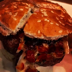Miniburguer de cordero, queso brie, mermelada de tomate chonto y mejorana, papas fritas