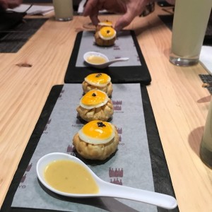 Dumpling de lechona con huevo de codorniz