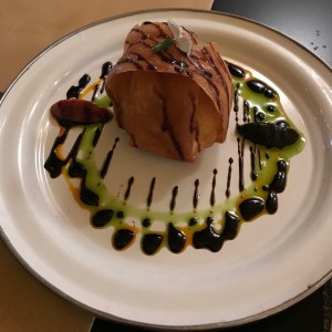 Burrata frita a la trufa negra, cernido de guayaba y salsa de aceitunas negras