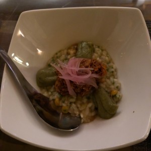 Risotto de cochinita Pibil, mazorca asada a la parrilla y aguacate