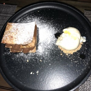 Milhoja de arequipe con mozarella de buffala y helado de banano