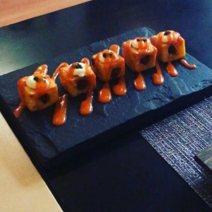 Patatas criollas bravas rellenas con txistorra