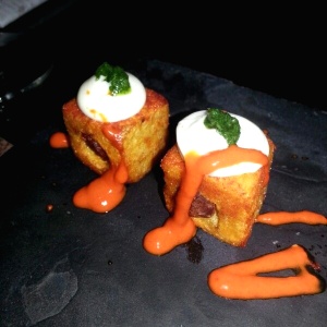 Patatas criollas bravas rellenas con txistorra