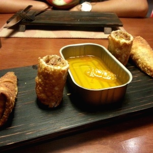 Lumpias de pato en salsa de mandarina