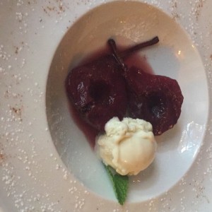 Peras al vino con helado de queso azul