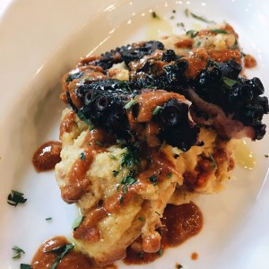 Pulpo a la parrilla con pure de papa criolla y chorizo
