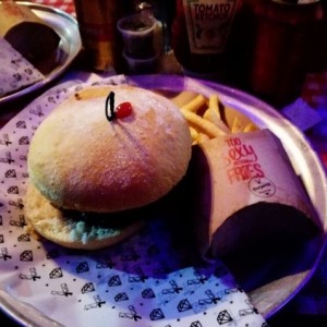 Hamburguesa de tocineta y queso en combo