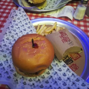 hamburguesa pan tradicional carne de queso con tocineta